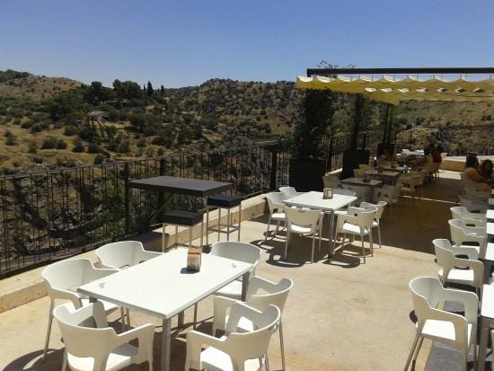 يقدم الاطباق المتوسطية والاوروبية والاسبانية 