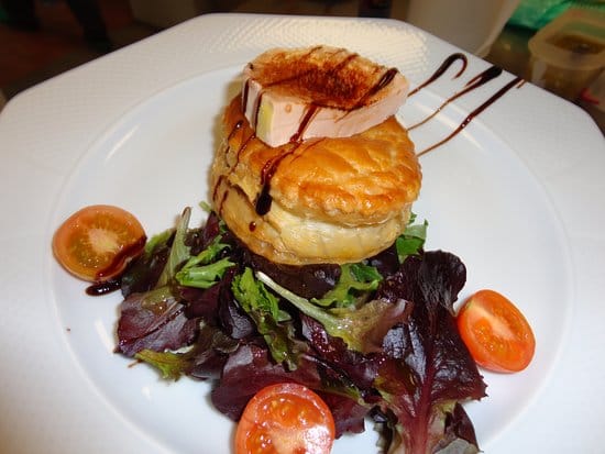 يقدم الاطباق المتوسطية والاوروبية والاسبانية 