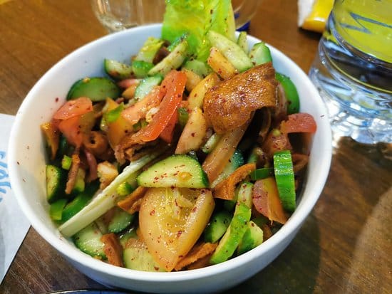 يقدم الاطباق الشرق اوسطية والعربية والصحية 