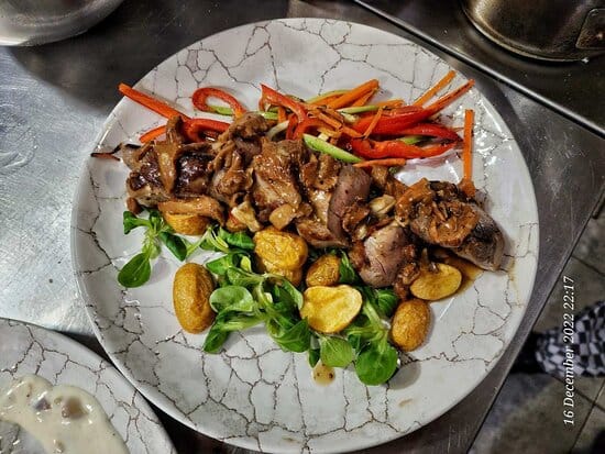 يقدم الاطباق المتوسطية والمشويات 