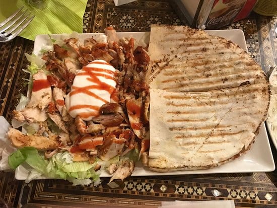 يقدم الاطباق اللبنانية والشرق اوسطية 