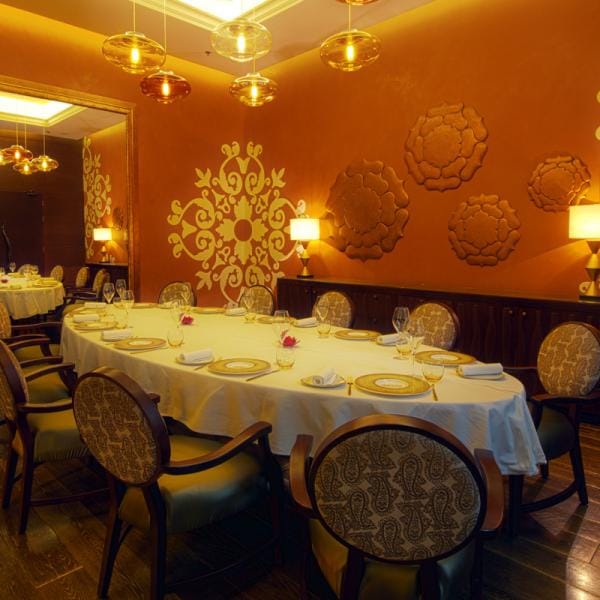 يقدم الاطباق الهندية والاسيوية 