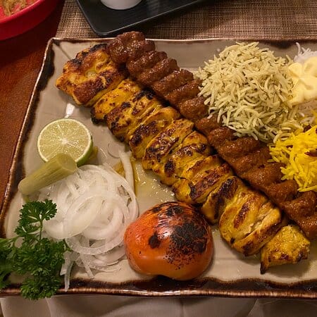 يقدم الاطباق الايرانية والشرق اوسطية 