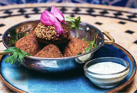 يقدم الاطباق المغربية والمتوسطية والشرق اوسطية والعربية 