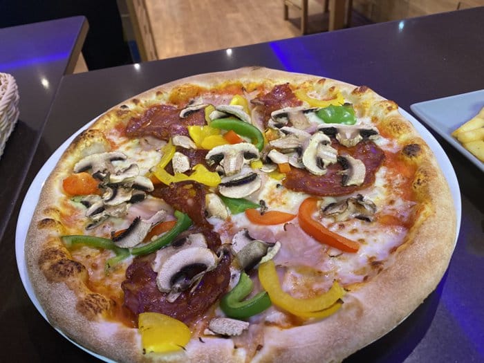 يقدم الاطباق الايطالية 