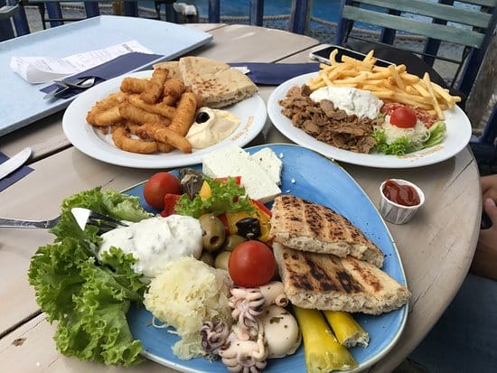 يقدم الاطباق اليونانية