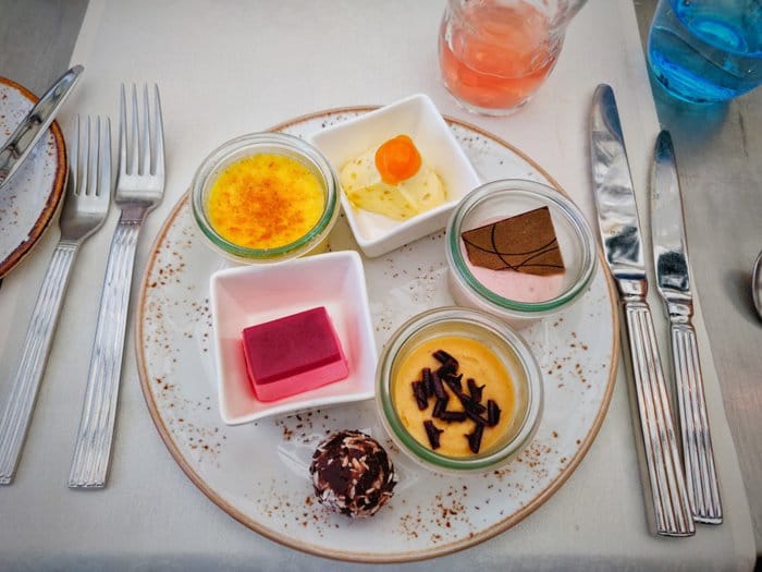 يقدم المأكولات المشوية 