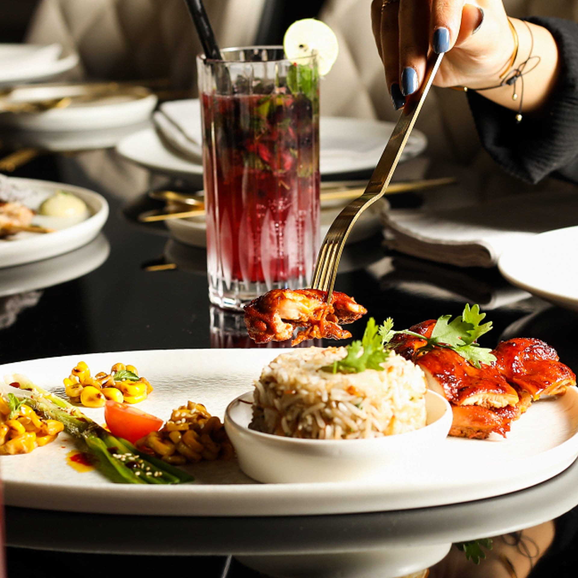 مطعم بوفيه متنوع من الأطباق الهندية والأوروبية والصينية